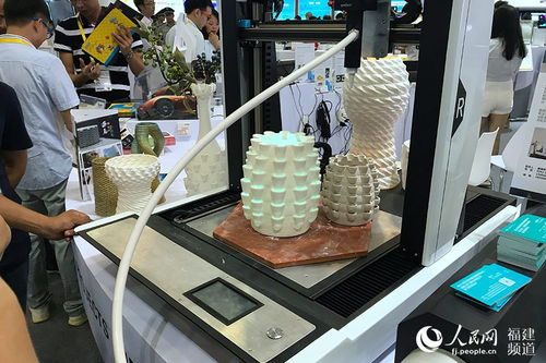 高新技術(shù)產(chǎn)品搶眼亮相廈洽會(huì) 博餅機(jī)器人引市民圍觀(guān)